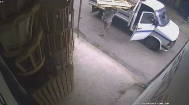 İş yeri önündeki paletleri kamyonete yükleyip kaçan 2 kişi kameraya yakalandı