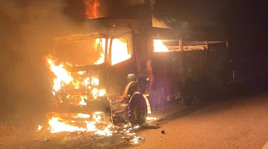 Konya'da seyir halindeki TIR alev alev yandı