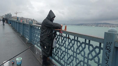 Galata Köprüsü'ndeki olta balıkçıları kendilerini rehabilitasyon merkezinde olarak tanımlıyor