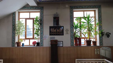 Konya'daki bu camide namaz kılanlara çiçekler eşlik ediyor. Görenler bir daha bakıyor