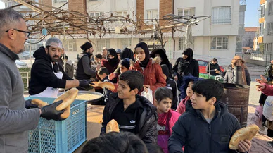 Konyalılar bunu da gördü: Şivlilik diye ekmek arası kavurma dağıttılar