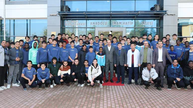 Konya'da eğitim gören yabancı öğrenciler Cuma günleri hutbeye çıkıyor. Okula yoğun ilgi