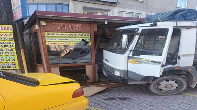 Frenleri boşalan kamyon taksi durağına daldı