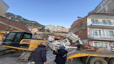 Isparta'da üç katlı bina çöktü, facia kıl payı atlatıldı