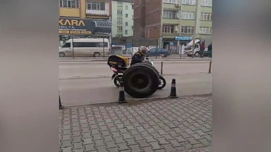 Kamyondan fırlayan lastiği motokurye yakaladı