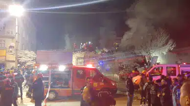 Konya'da çöken binada sevindiren gelişme. Enkazda bir kişiyle konuşuldu