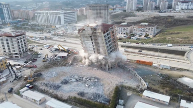 Deprem etkisi yaşattı; 14 katlı bina yerle bir oldu