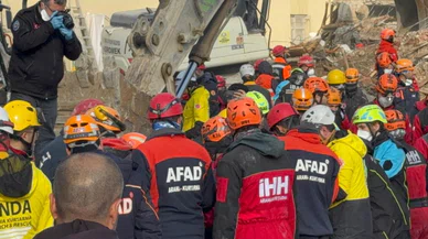 Konya'da çöken binadan acı haber. Bir kadının cansız bedenine ulaşıldı