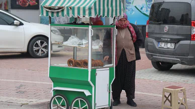Konya'nın simitçi teyzesi. Sabah işe gidenler mutlaka görüyor