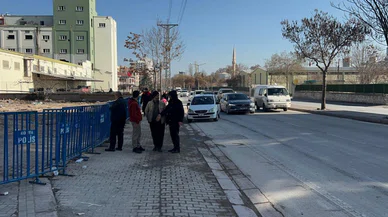Konyalılar çöken binanın enkazına akın ediyor. Gidenler fotoğraf çektiriyor
