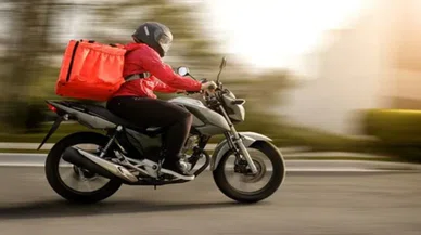 Motosikletli kurye pidenin arasına bine yakın uyuşturucu hap  gizledi
