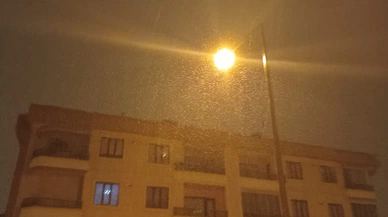 Konya'da günlerdir hasretle beklenen kar yağışı başladı; beyaz örtü geceyi aydınlattı