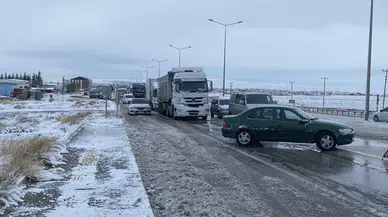 Konya'da yollar buz pistine döndü. Dondurucu soğuk şehri vurdu