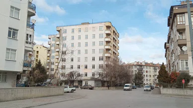 Konya'da bu binayı görenler apartman sanıyor. 14 yıldır yıkılmayı bekliyor