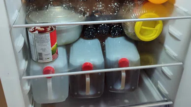 Konya'daki bir evde resmen kaçak alkol fışkırdı. Dolap tıka basa dolu