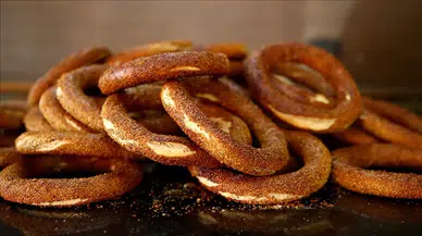 Konya'daki bu fırın ekmeği 8 TL'ye simit fiyatlarını 10 TL'ye düşürdü