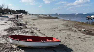 Çanakkale'de deniz 10 metre çekildi