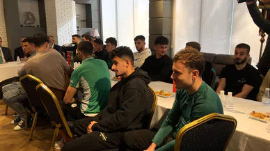 Kayacık’ta oyuncular için moral zirvesi. Konyaspor yönetimi sahaya iniyor