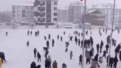 Öğrencilere kar sürprizi. Okul müdüründen 'Kar Topu Savaşı' anonsu