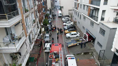 İstanbul'da 13 katlı binanın çatısına yıldırım düştü