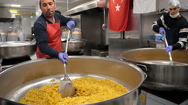 Konya’nın merkezindeki 5 camide her gün ücretsiz iftar yemeği veriliyor