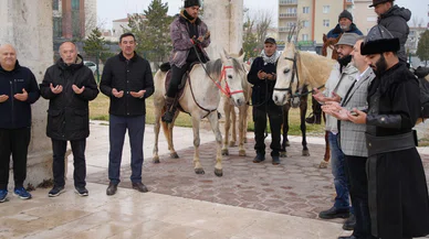 Endülüslü Müslümanlar İspanya'dan yola çıktı; at sırtında hacca gidiyorlar
