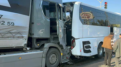 Konya firmasına ait otobüs kazaya karıştı. Ölü ve yaralılar var