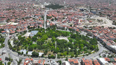 Konya'da dertlerinden kurtulmak isteyen buraya geliyor. Duvara yumurta atıyorlar