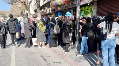 Konya'daki bu konumda 10 TL'ye ayakkabı satılıyor. Kapış kapış gidiyor