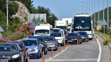 Konya'da büyük göç başladı. Yollar araçlarla doldu, trafik kilitlendi