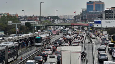 İçişleri Bakanı Yerlikaya sürücüleri uyardı: Gözünüz telefonda değil yolda olsun