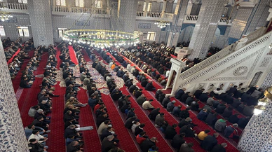 Türkiye'de Ramazan Bayramı coşkusu, milyonlar camilere akın etti