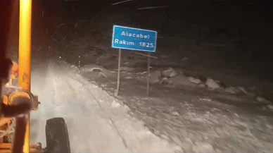 Konya ve Antalya arası beyaza büründü. Sürücülere kar sürprizi
