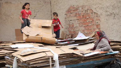 70 yaşındaki kadın sokak sokak gezerek karton topluyor