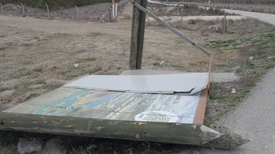 Konya'da etkili olan lodos tabelaları devirdi. Vatandaşlar zor anlar yaşadı