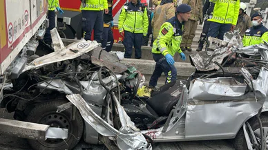 Otomobil TIR'ın altında girdi: 4 ölü. İstanbul'da korkunç kaza