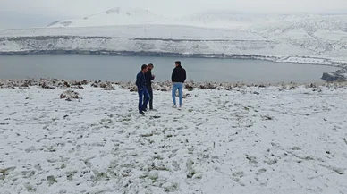 Konya'nın en derin gölü beyaza büründü. Çöl toprağına Nisan ayı sürprizi