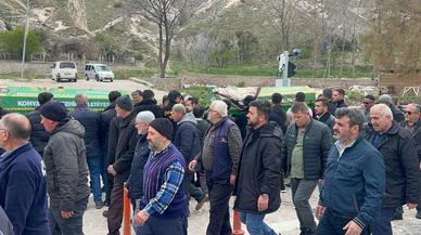 Konya'da kocası tarafından öldürülen kadının cenazesi eşiyle yan yana kaldırıldı