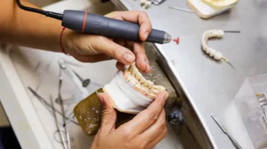 Dolgu ve implanta son laboratuvarda diş üretildi