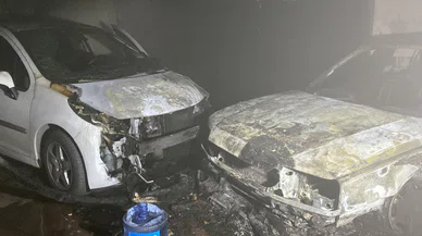 Konya'da sitenin otoparkında 2 otomobil yandı