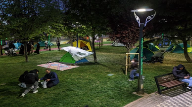 İstanbullular geceyi parkta kurdukları çadırlarda geçiriyor