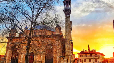 Konya'daki bu yapıda 7 kilogram altın kullanıldı. Penceresinde dikkat çeken detay