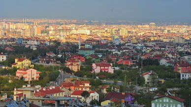 Konya'nın merkezinde yılanlar yuva yapmaya başladı. Vatandaşlar tedirgin