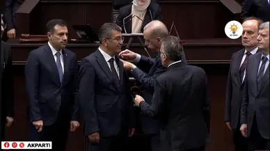 Gelecek Partisi'nden AK Parti'ye geçti. Rozeti Erdoğan taktı