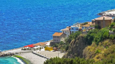 Burası İtalya İbiza değil! Rumlardan kalma saklı kalmış cennet sahil kasabası manzarasıyla büyülüyor