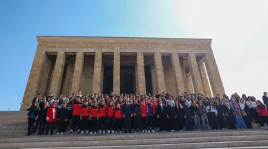 81 ilden gelen gençler Anıtkabir'de