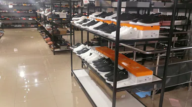 Konya'nın sıradışı mağazası açıldı. Dünya markaları 200 TL'ye satılıyor