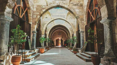 Konya'da yer alan Anadolu'nun en eski oteli çekim merkezi oldu. Tamı tamına 90 bin kişi akın etti