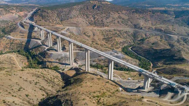 Bu yapı Konya'nın simgesi haline geldi. Günde binlerce araç kullanıyor