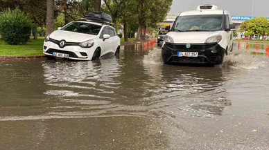 Konya'da yollar nehre döndü. Sel suları caddeleri ve sokakları bastı